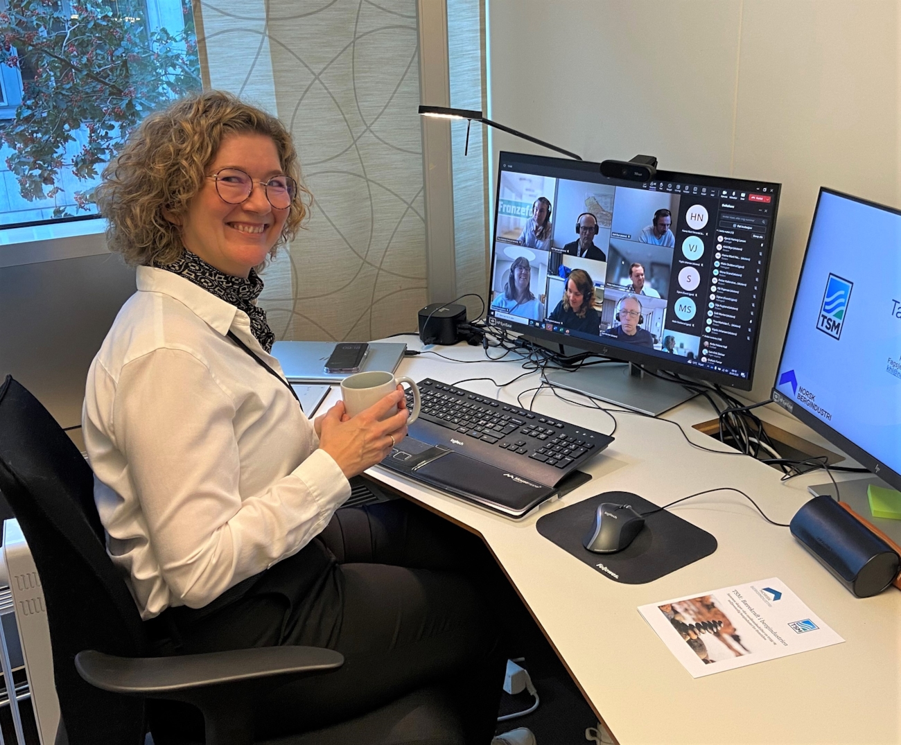Kjersti sitter foran en PC skjerm