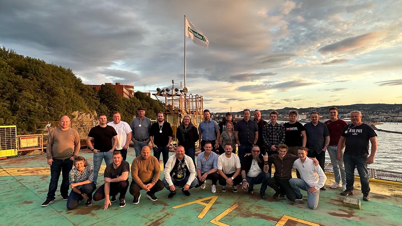 En samling mennesker på en plattform
