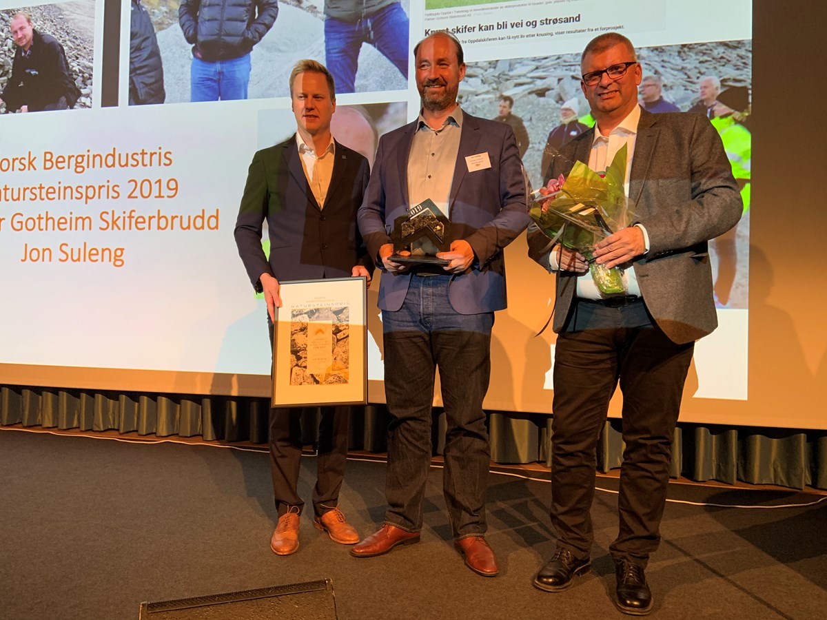 Vinner av Natursteinprisen 2019 Jon Suleng (i midten), Palmer Gotheim Skiferbrudd AS, fikk overrakt prisen fra Petter Bye (t.h.), Oppdal Sten AS, og Thor-Anders Lundh Håkestad, Lundhs