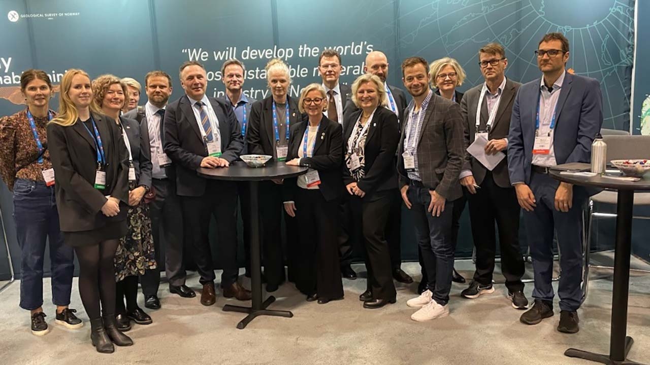 Bilde av en gruppe mennesker på en messestand