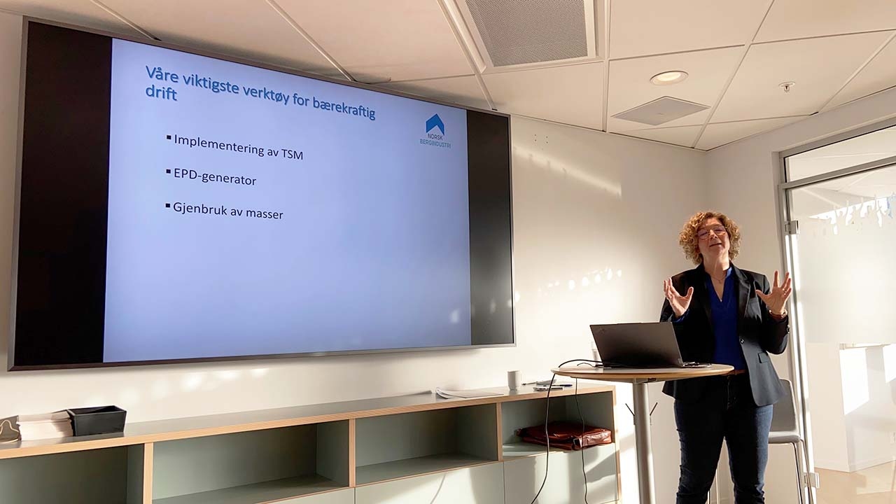 Bilde av Kjersti Hartvig Larsen som holder foredrag